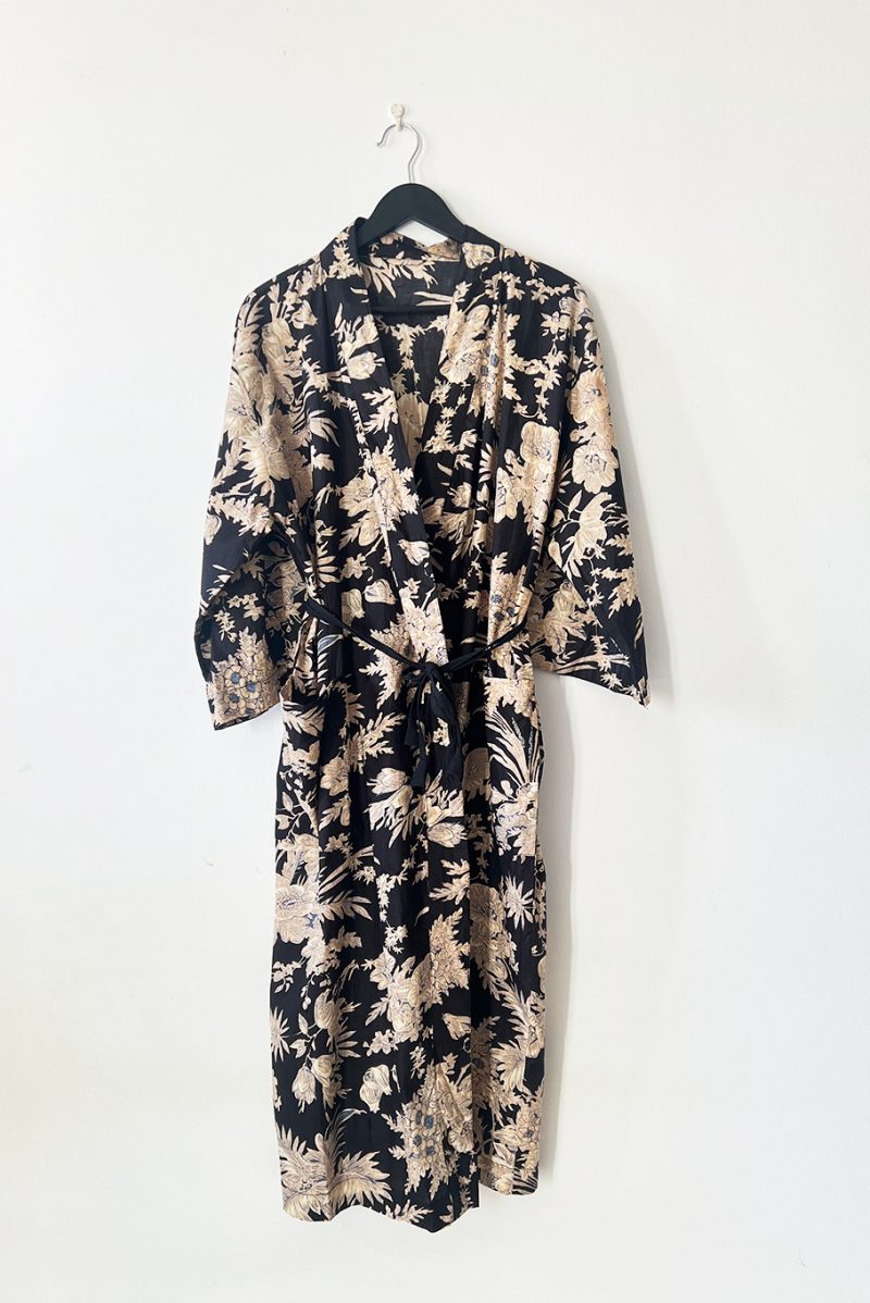 Lily Kimo on the hanger front view. This floral print kimono is made of 100% cotton. Light and comfortable it can be worn in Spring and Autumm over jeans or in Summer with shorts.